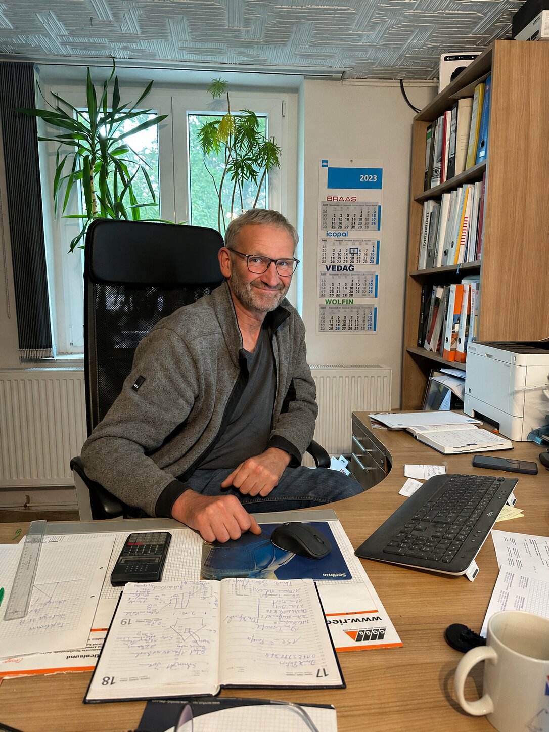 Dachdeckermeister Enrico Korinth in seinem Büro